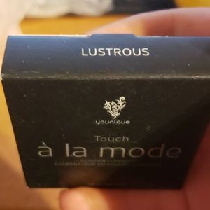À la mode Powder luminizer in Lustrous